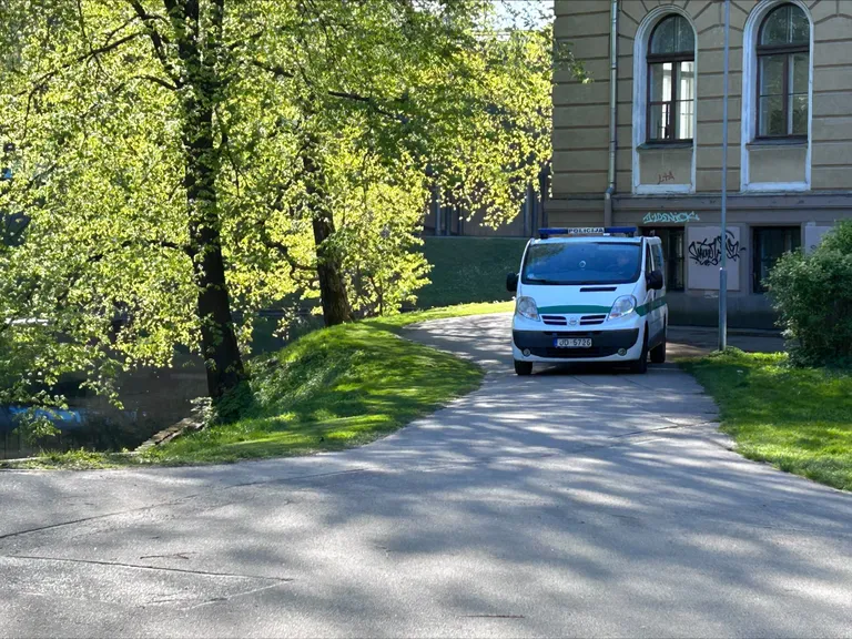 Pašvaldības policijas auto pie Puškina pieminekļa