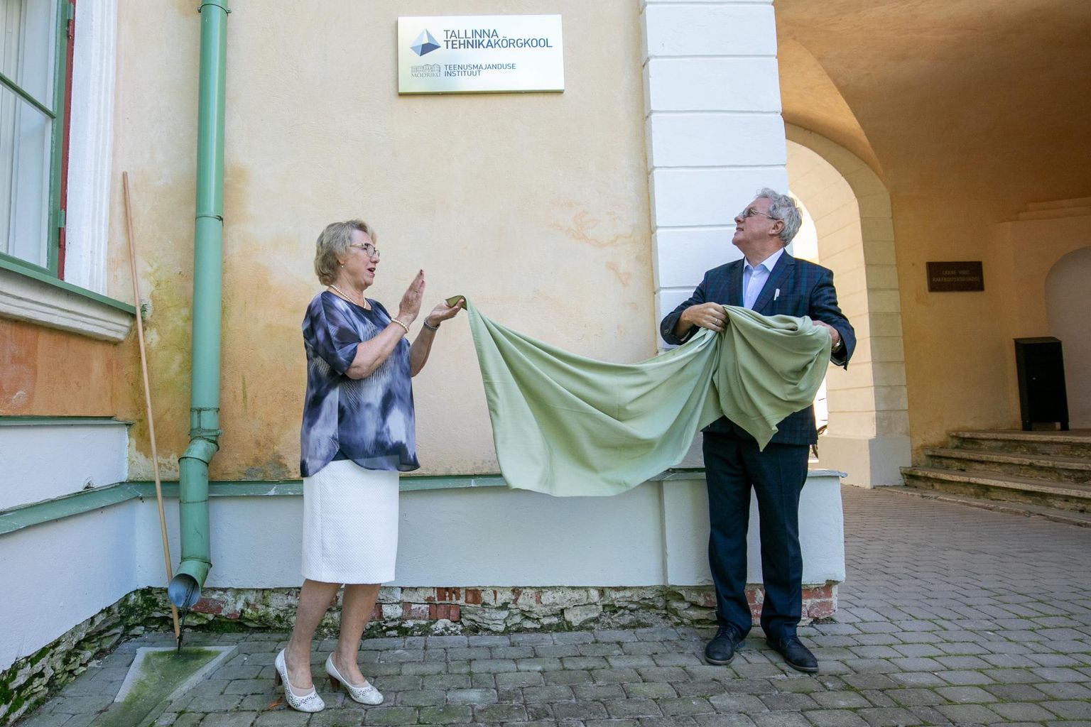 Aasta tagasi augustis avasid Mõdrikul Tallinna tehnikakõrgkooli teenusmajanduse instituudi sildi koolijuht Helle Noorväli ja Tallinna tehnikakõrgkooli rektor Enno Lend.