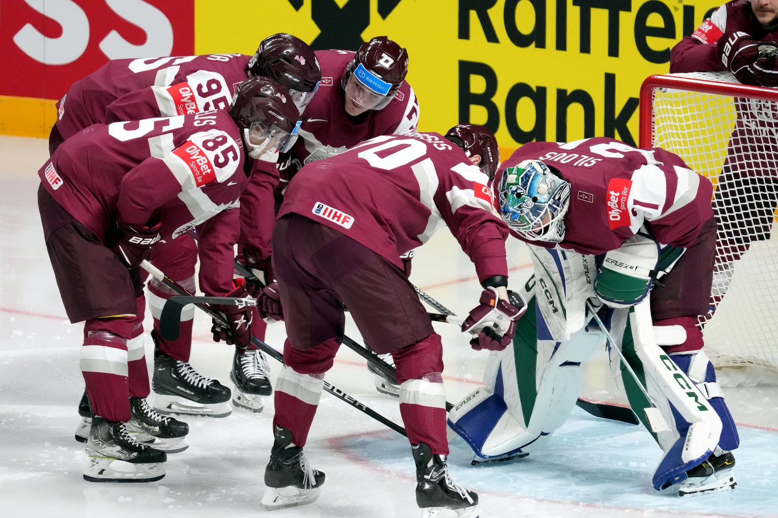 Хоккеисты латвийской сборной на мачте против Словении