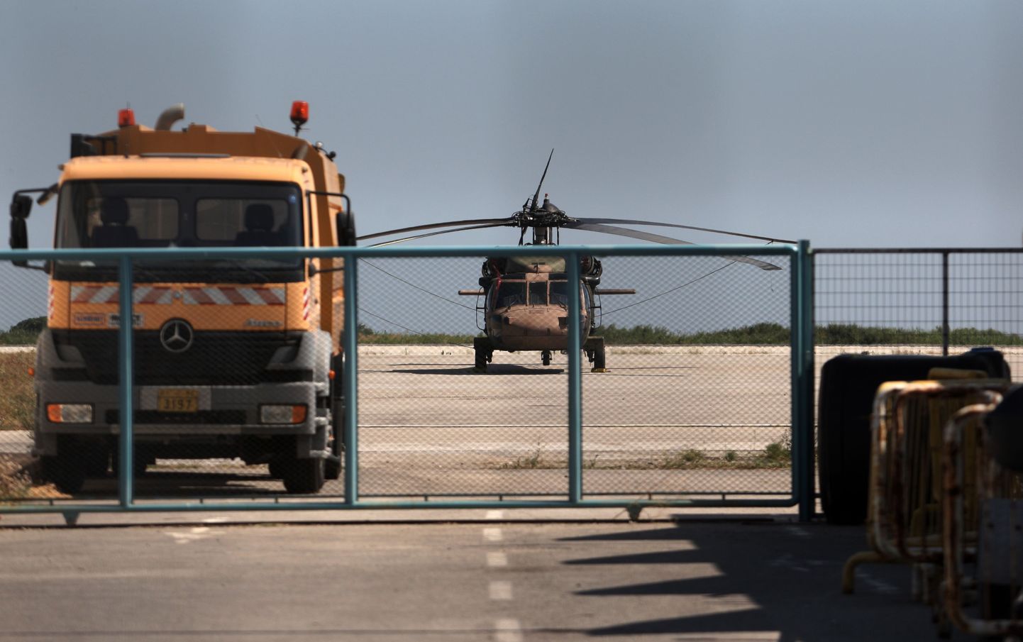 Türgile kuuluv Black Hawk tüüpi helikopter Kreeka Alexandroupolise linna lennuväljal.