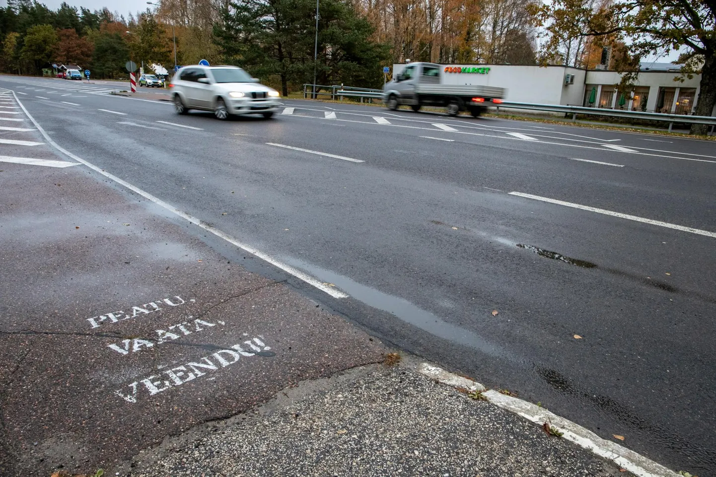 Liiklus Uulu kaupluse ümbruses Via Baltical on väga tihe.