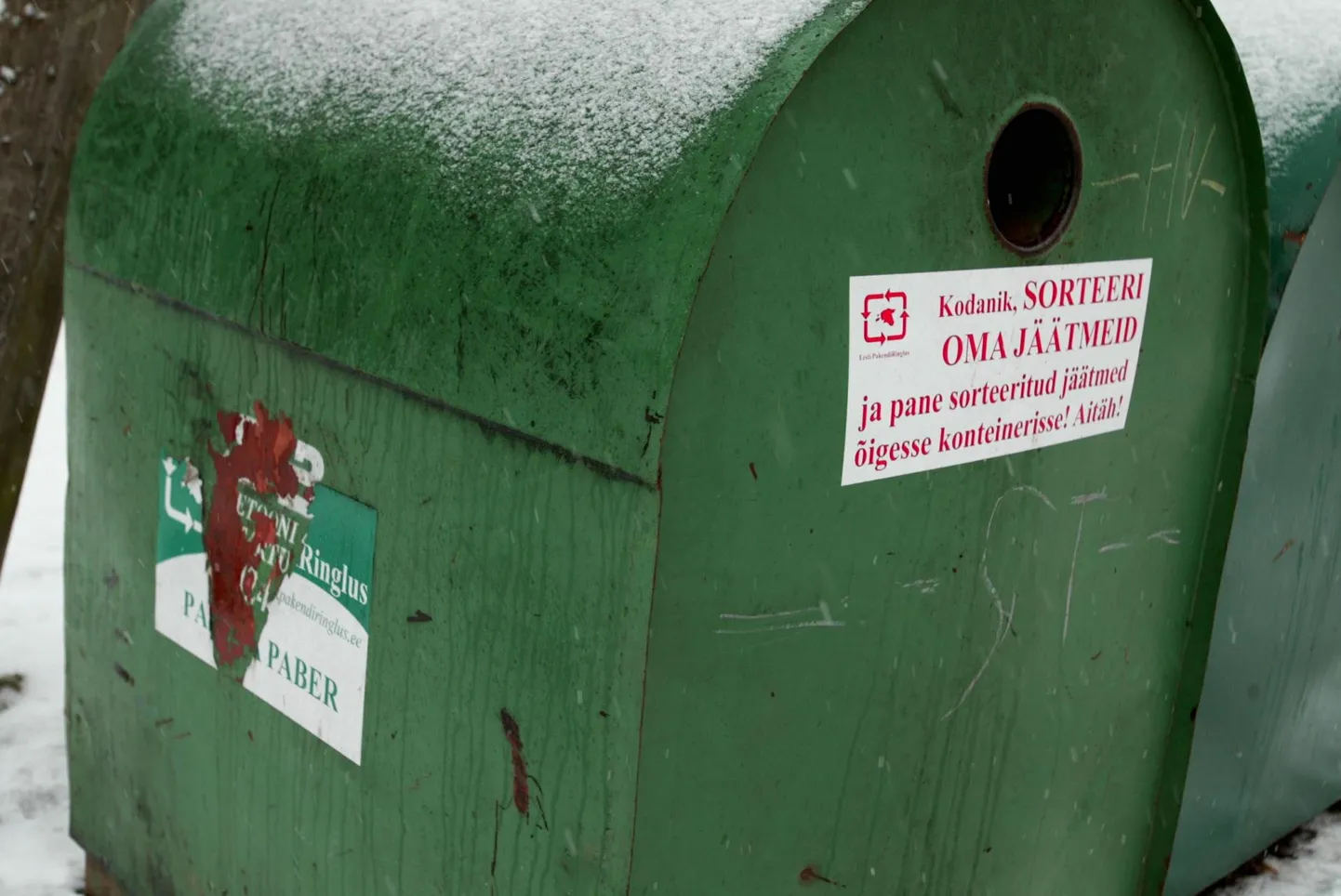 Pakendi- ja vanapaberikonteiner. Pilt on illustreeriv.