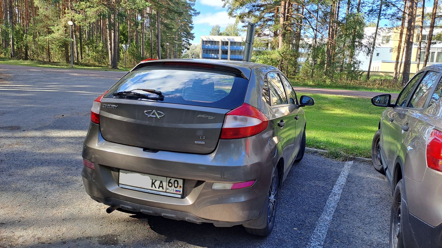Esialgu saab Vene numbriga autoga Eestis liigelda. Pildil Venemaal registreeritud auto Värska sanatooriumi parklas 18. septembril.