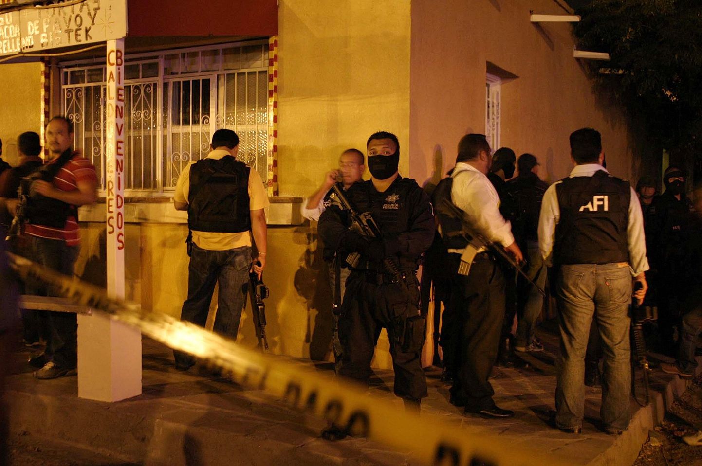 Mehhiko julgeolekuväed Ciudad Juareze võõrutuskliiniku juures, kus veresaun aset leidis.