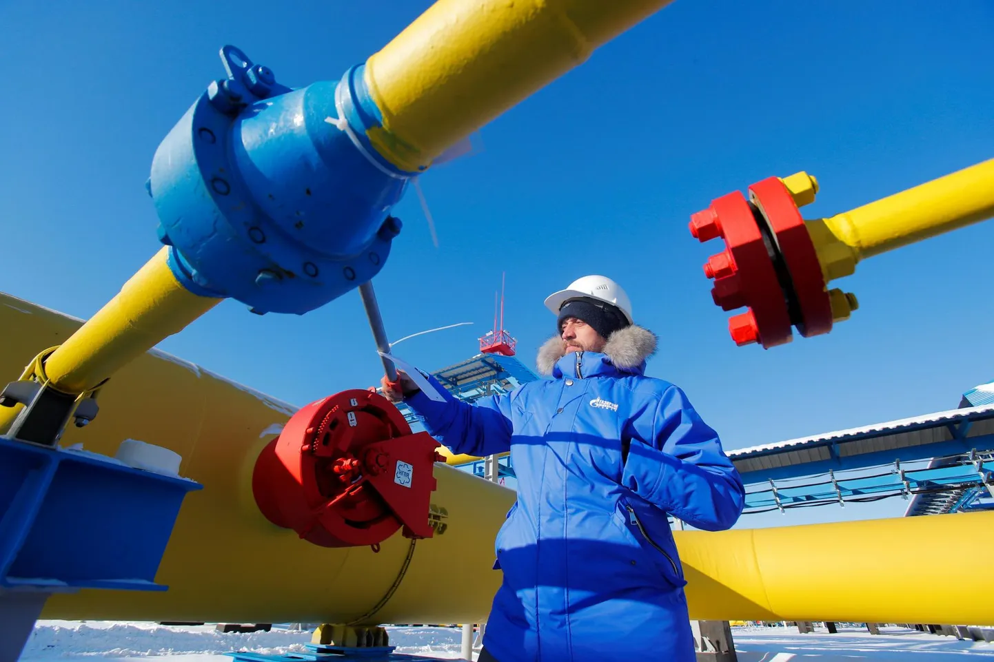 Venemaa riiklikule energiafirmale Gazprom kuuluva Venemaalt Hiinasse lookleva gaasitrassi Сила Сибири (Siberi Jõud) kompressorjaamas Amuuri oblastis Svobodnõi linnas olid vähemalt 2019. aastal seadmed Ukraina lipu värvides.