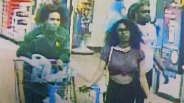 Texase Lufkini Walmarti ostukeskuse turvakaamera videol on näha, jäätsit lakkunud naist ja ta meeskaaslast