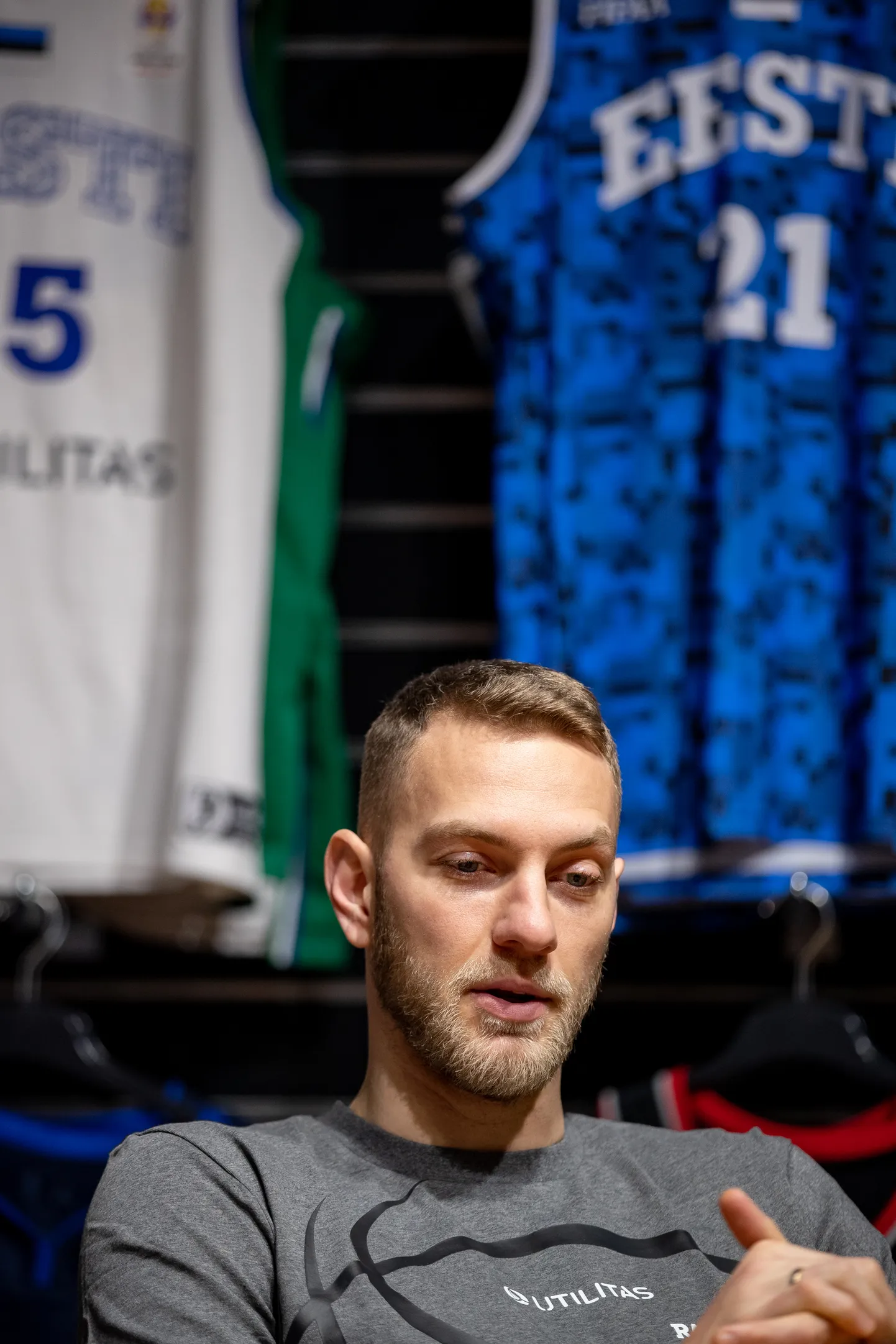 Siim-Sander Vene pühapäeval ajakirjanikega vestlemas.