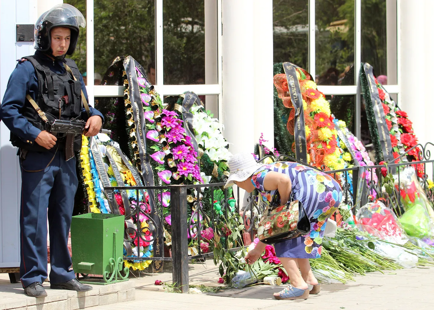 Цветы перед местом нападения террористов.