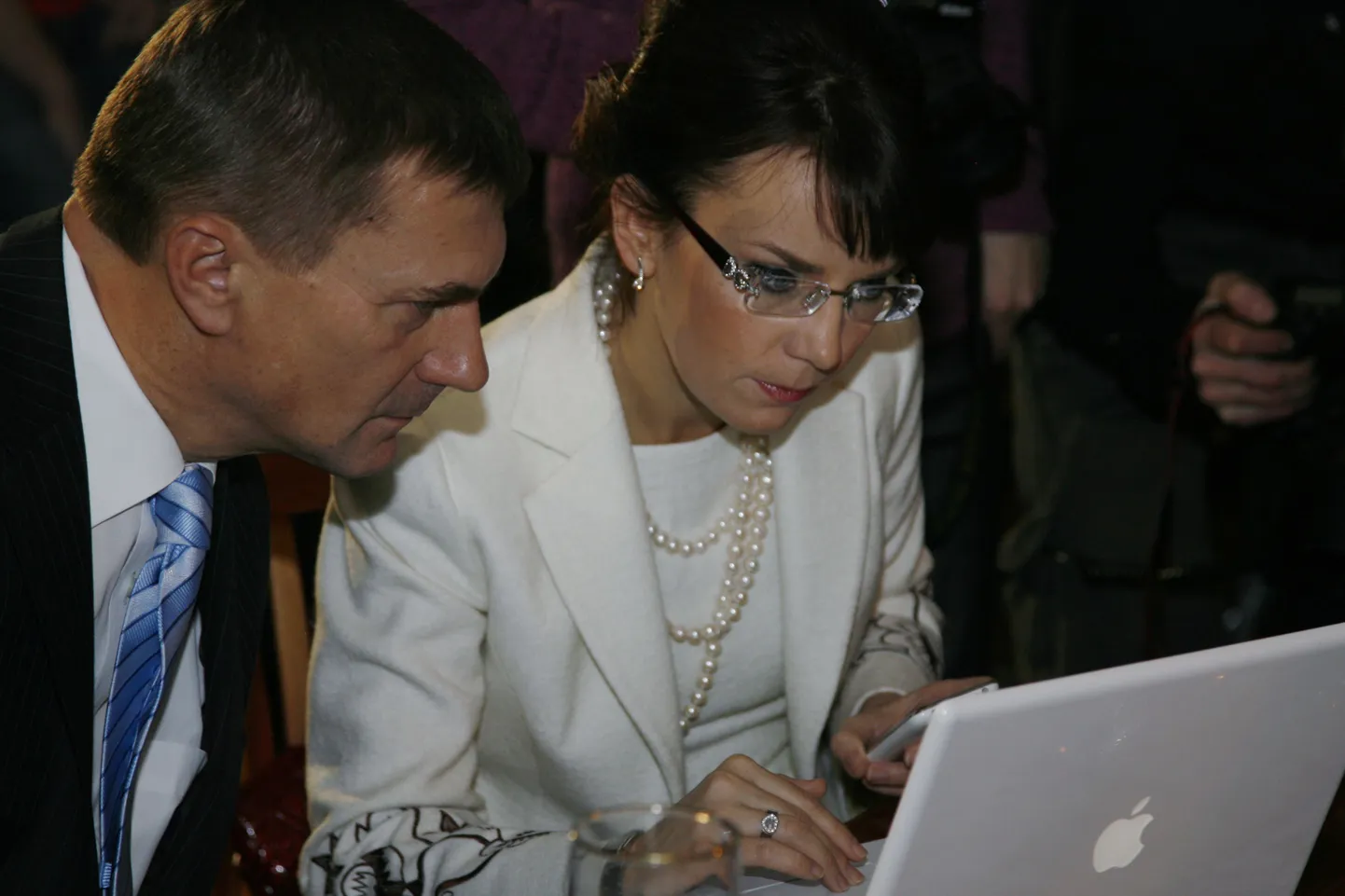 Andrus Ansip ja Keit Pentus uurivad arvutiekraani