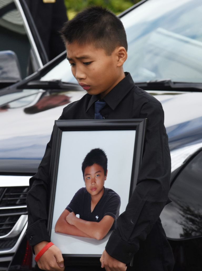 Alex Wang hoidmas oma vanema venna, 15-aastase Peter Wangi pilti