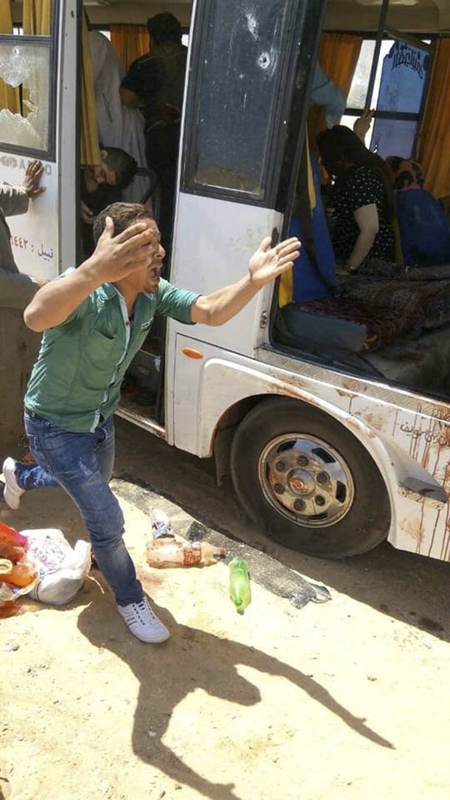 Обстрелянный автобус в Египте.