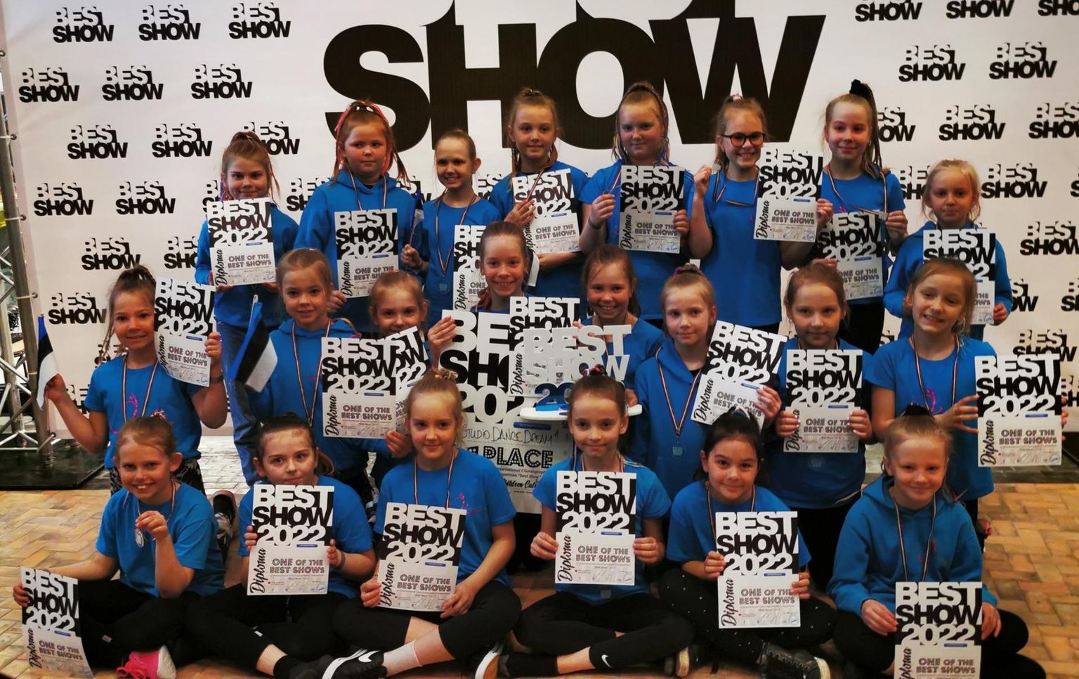 Stuudio Dance Dream 8–11-aastased tüdrukud tõid juba "Koolitantsul" kõrgelt hinnatud tantsuga "Šamaanid" koju rahvusvahelise võistluse esikoha.