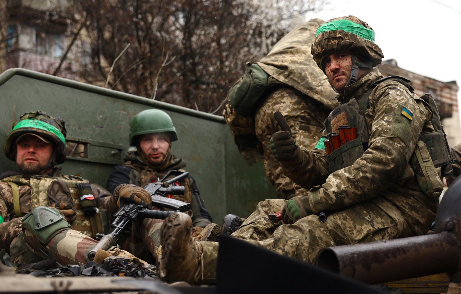 Ukraina sõdurid naasevad rasketest lahingutest Bahmuti lähistel 14. aprillil 2023