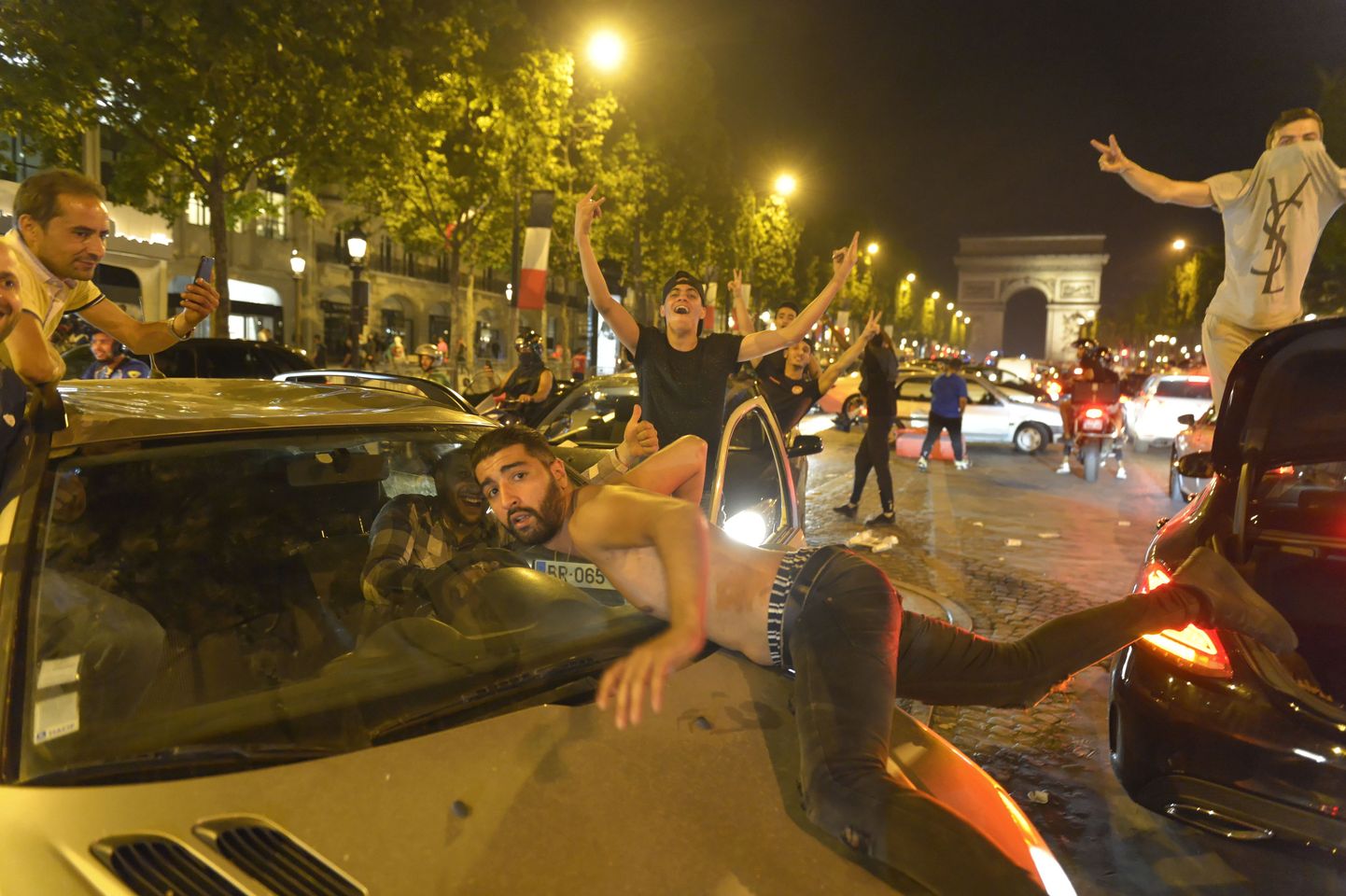 Фанаты сборной Алжира по футболу устроили погром в Париже