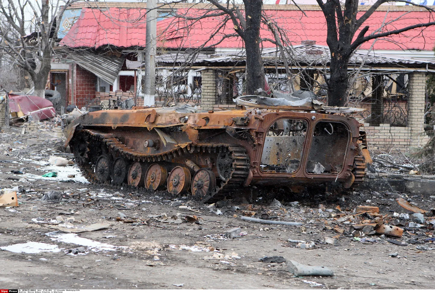Tankivrakk ja varemed Debaltseves.