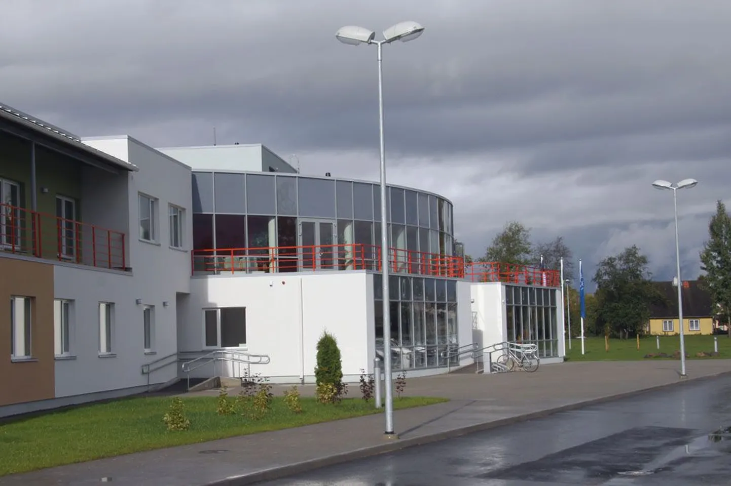 Vändra tervishoiukeskuse ühes tiivas asub hooldusravihaigla.