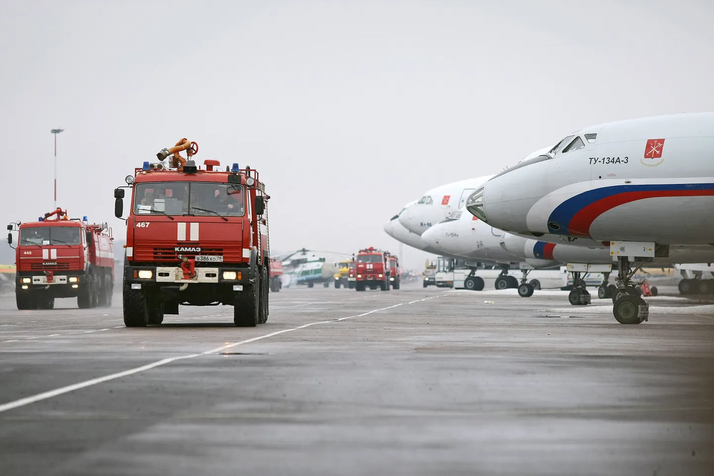 Lennukid ja tuletõrjeautod Pulkovo lennuväljal.