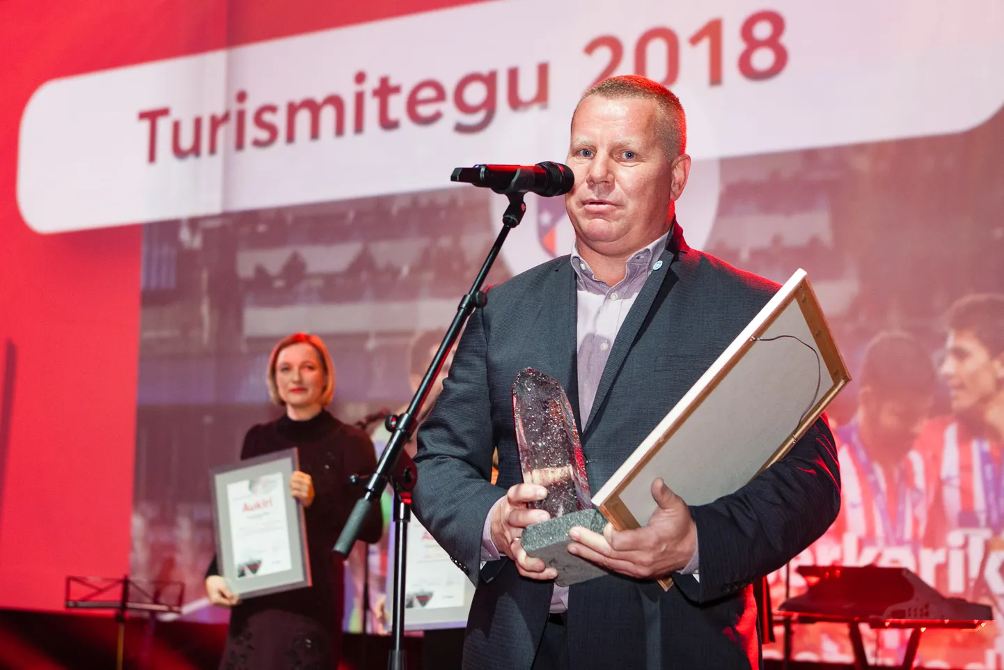 EJLi infrastruktuuri juht Targo Kaldoja auhinda vastu võtmas.