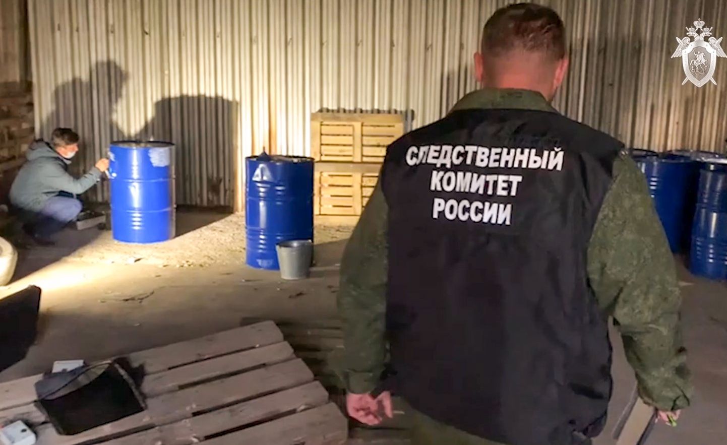 Venemaa uurimiskomitee töötajad likvideerivad salaviinaladu.