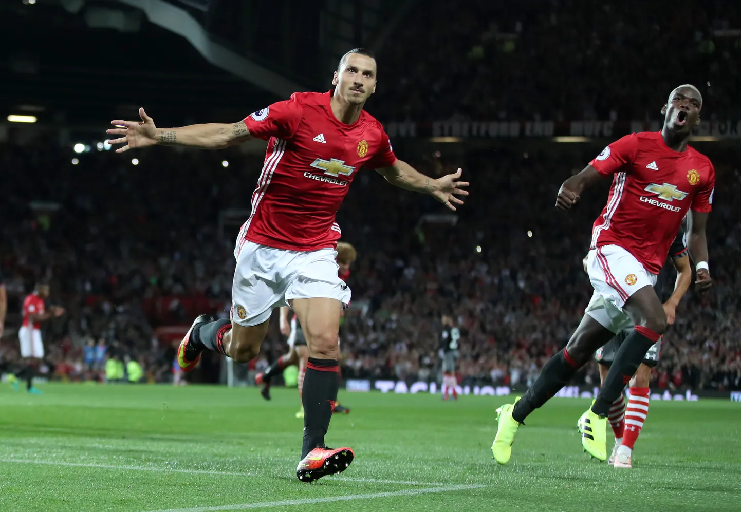 Zlatan Ibrahimovic (vasakul) ja Paul Pogba olid suvise üleminekuperioodi kaks kuuma nime, kelle abil loodab Manchester Unitedi värske peatreener Jose Mourinho viia meeskonna Inglismaa meistritiitlini, mis viimati viidi enda auhinnakappi hooajal 2012-2013.