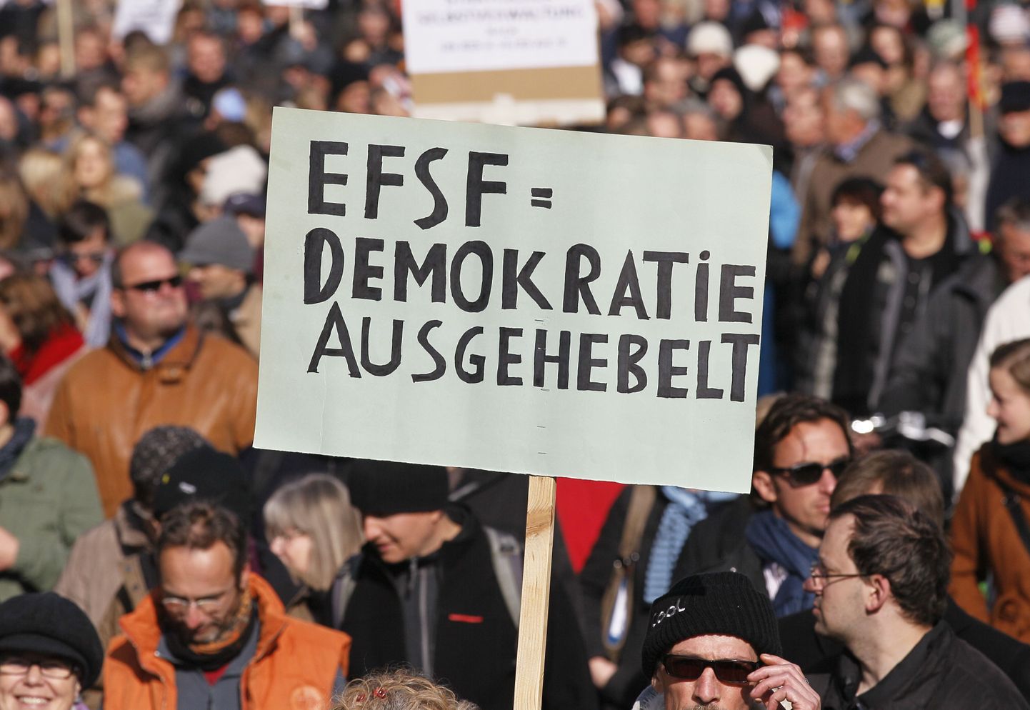 Investorid rabasid EFSFi võlakirju vaatamata reitingulangusele. Pildil EFSFi-vastane meeleavaldus.