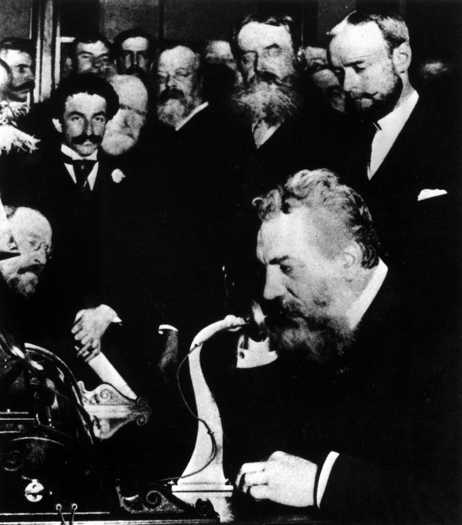 Alexander Graham Bell peab esimese telefonikõne Chicago ja New Yorki vahel 1892. aastal