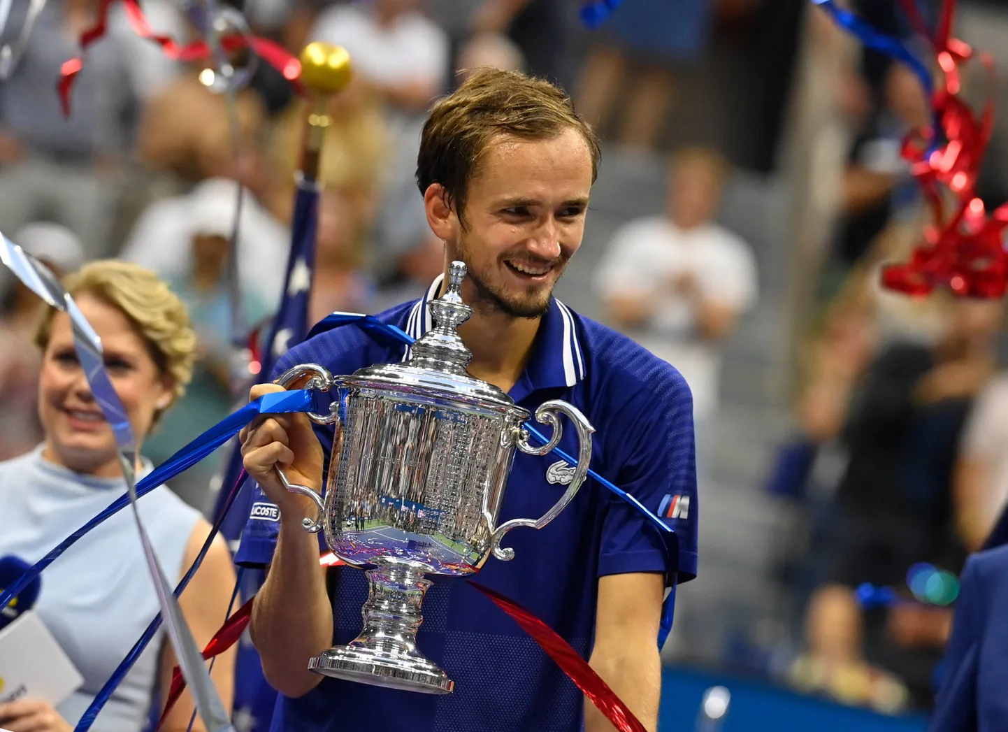Daniil Medvedev võidukarikaga.