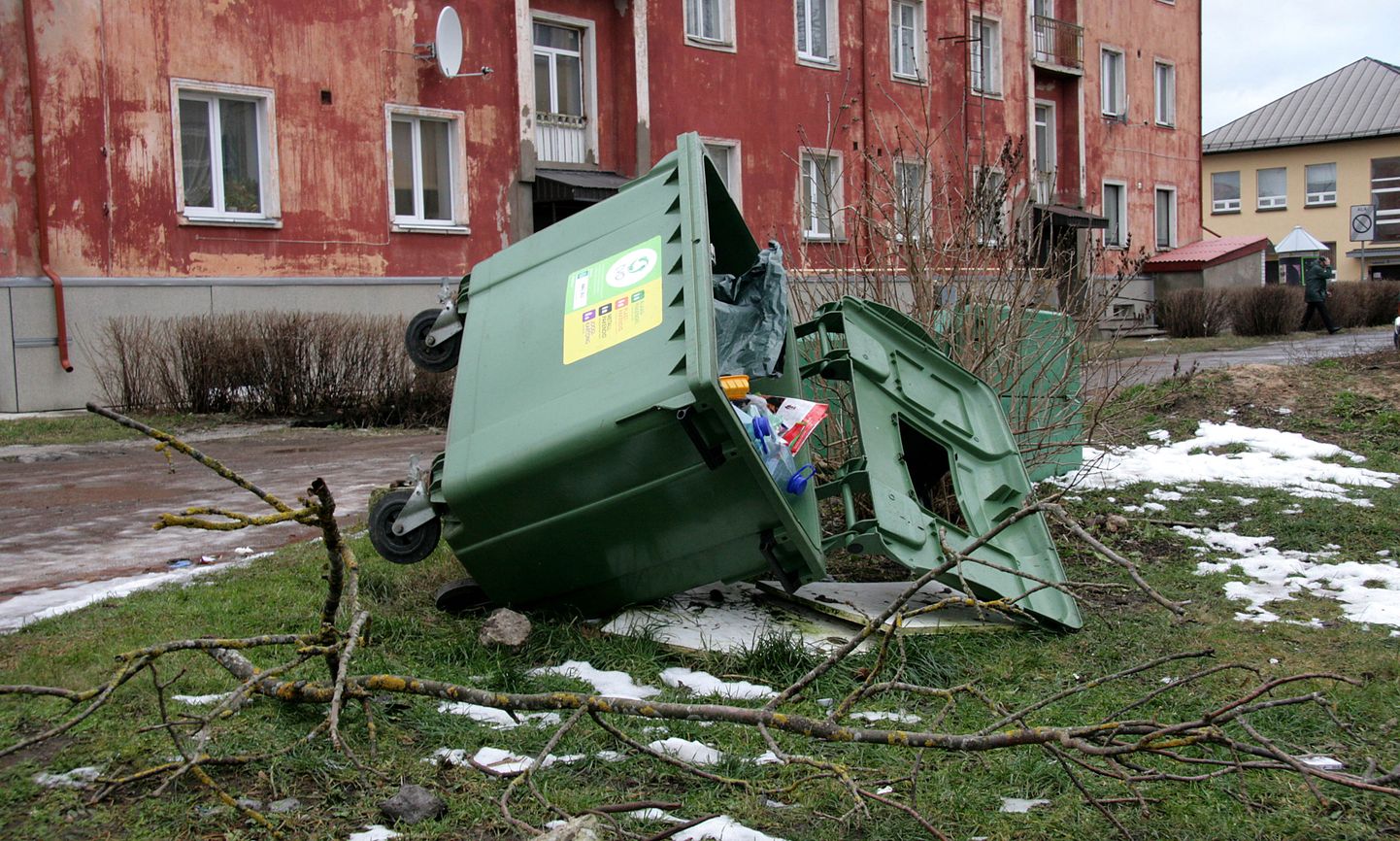 2013. aasta detsembris murdis torm Jõhvis puid ja puhus ümber prügikonteinereid.