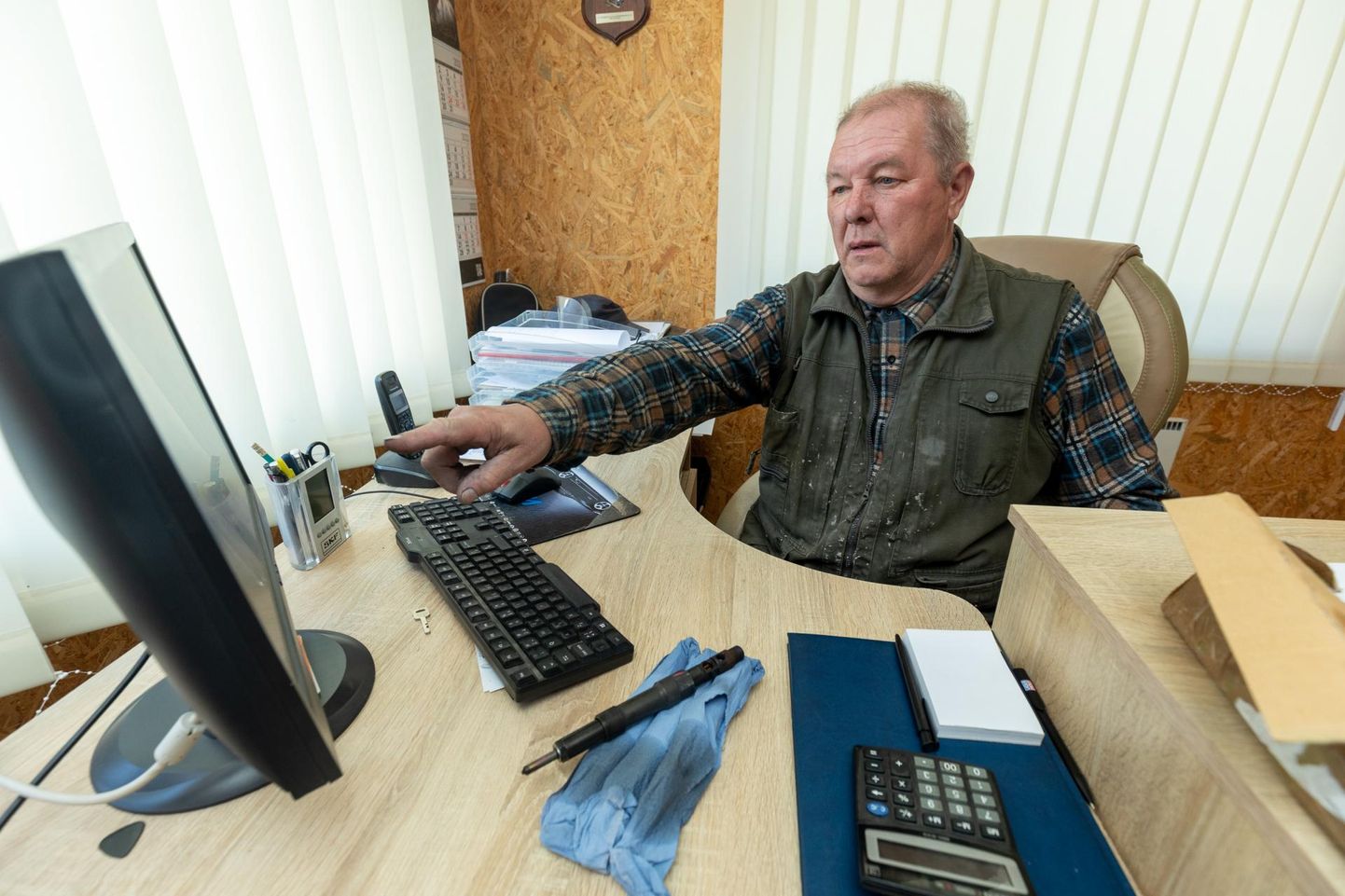 Rakveres autoremonditöökoda pidav ettevõtja Vladimir Antonov sattus hiljuti kentsakasse olukorda, sest tal ei õnnestunud internetioksjonilt soetatud varuosade eest tasuda.