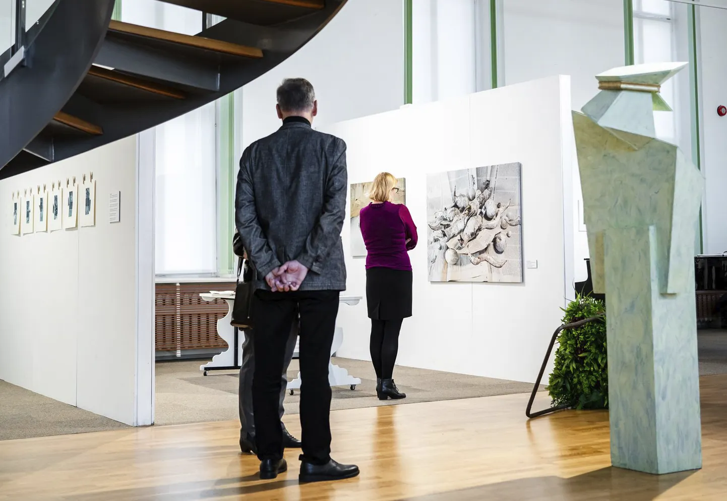 Pärnu uue kunsti muuseumis räägitakse kunstist kui mõjuvahendist ja graafika ning skulptuuri muutuvast olemusest.