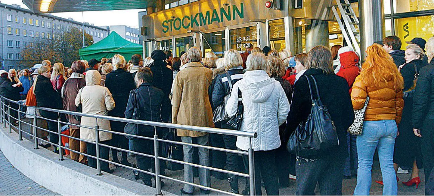 Pikk järjekord Stockmanni ukse taga on tõestus sellest, et hullul ajal pole allahindluse jahil inimesel sooja ega külma ei majanduse langusest ega töötuse kasvust.
