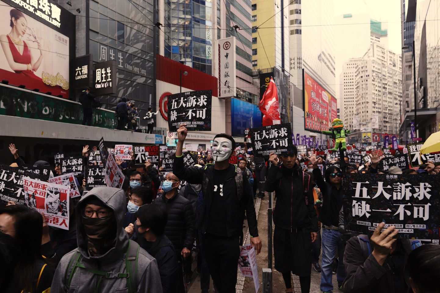 Hongkongi tänavad täitsid uue aasta saabudes taas meeleavaldajatega.