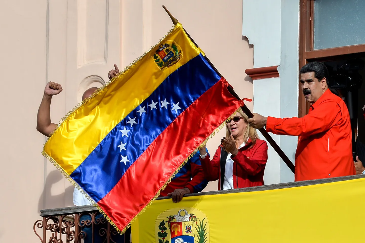 Venezuela diktaator Nicolas Maduro lehvitamas riigilippu.