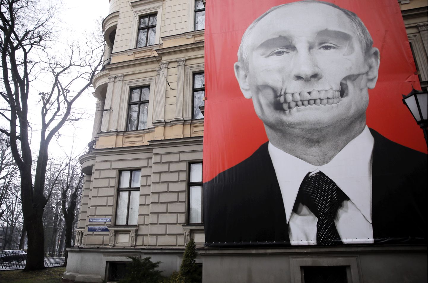 Plakāts pie Paula Stradiņa medicīnas vēstures muzeja ēkas iepretī Krievijas vēstniecībai.