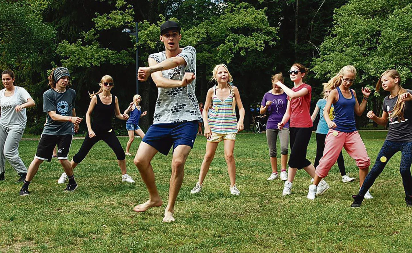 Tantsulaagri noored õpetaja Rene Köstri töötoas dancehall’i liigutusi proovimas.