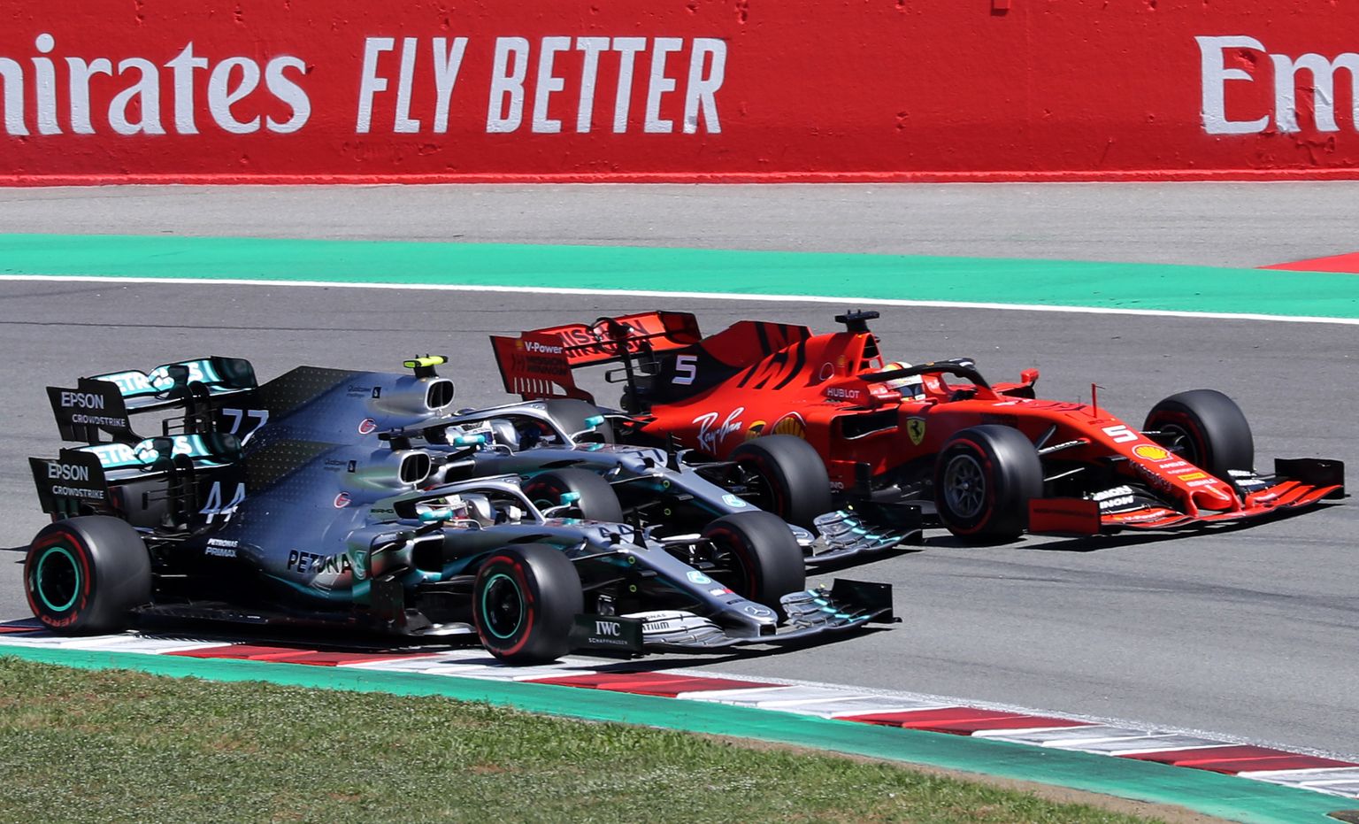 Lewis Hamilton (vasakult), Valtteri Bottas ja Sebastian Vettel Hispaania GP esimese ringi avakurvis.