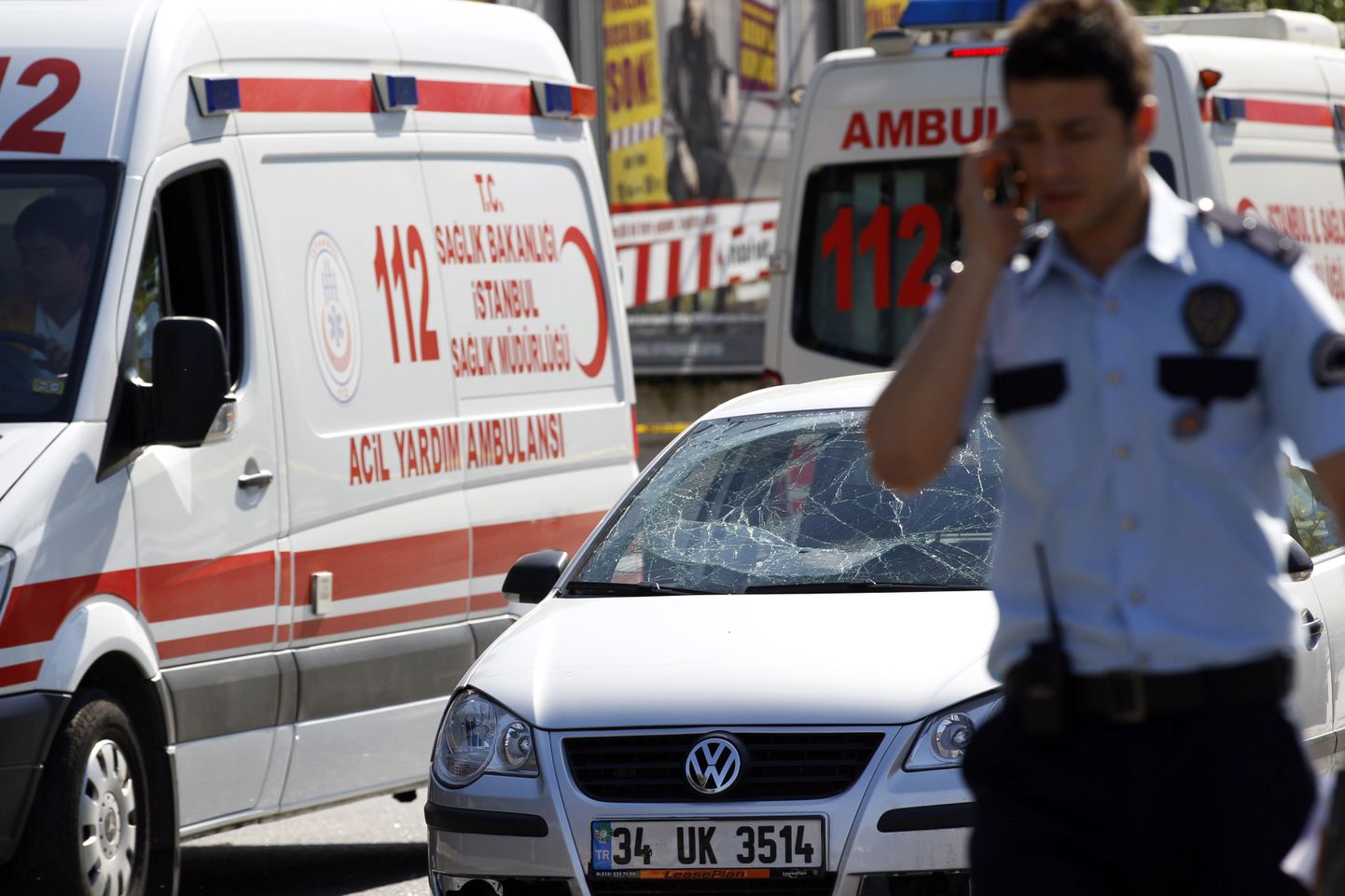 Турецкий полицейский и машины скорой помощи.