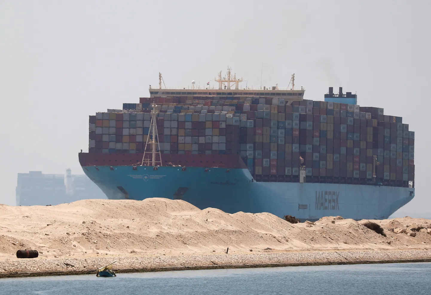Maersk Line'i konteinerlaev läbimas Suessi kanalit.
