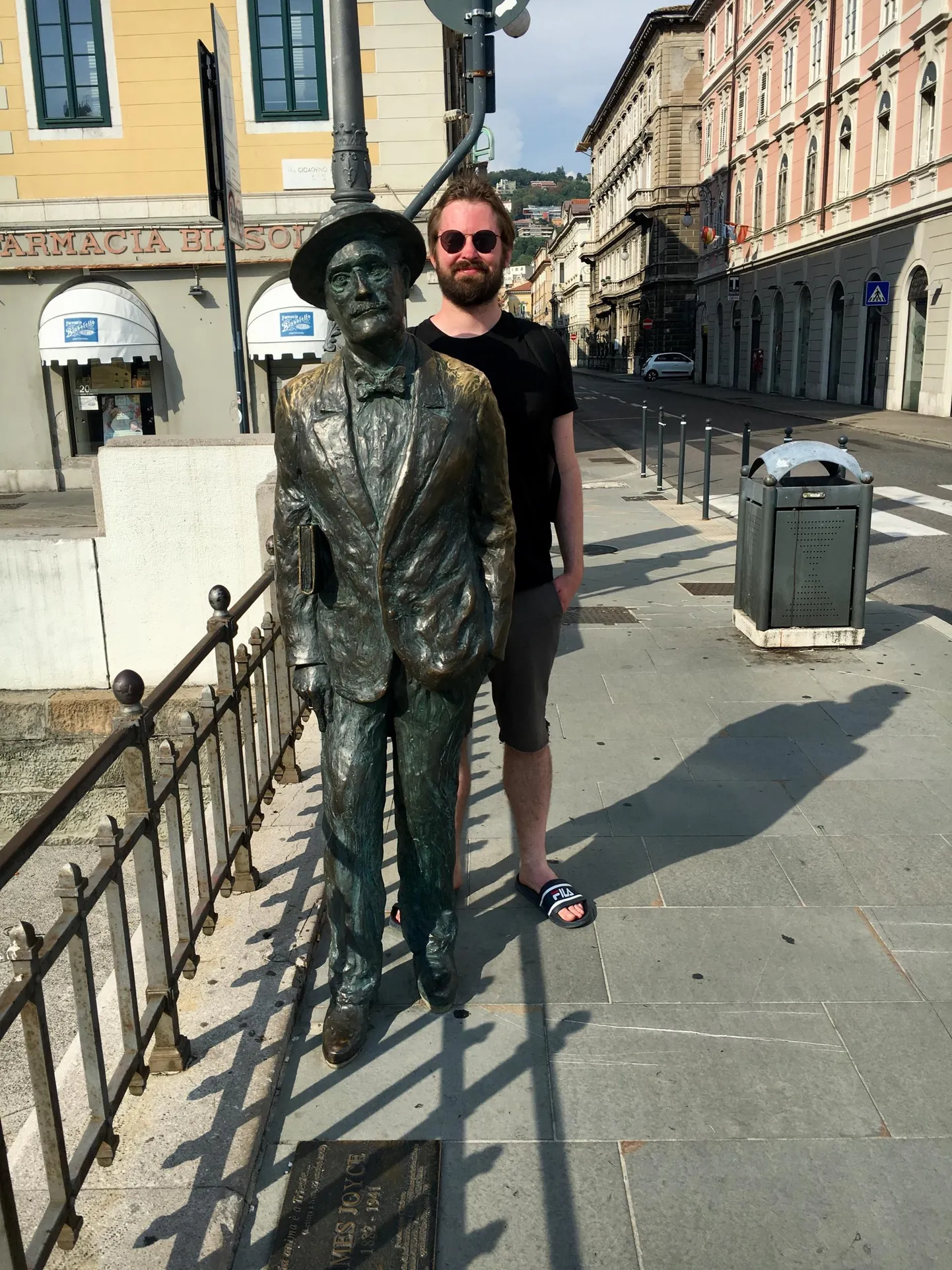 James Joyce & Janar Ala. Üks neist on skulptuur.