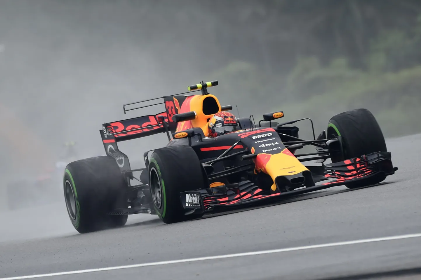 Max Verstappen oli Malaisias reedese esimese vabatreeningu kiireim mees.