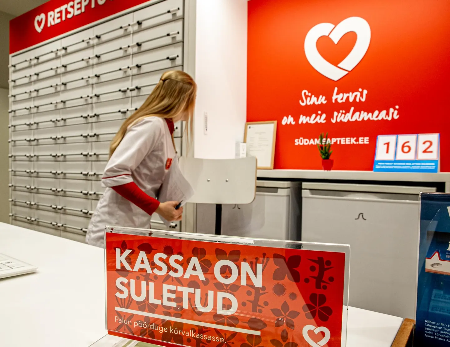 Pärnu Keskuse Südame­apteek on üks apteeke, mis praegusel kujul ei vastaks tuleval aastal kehtima hakkavatele nõuetele. Apteegireformini jäävate päevade lugemiseks on rohupoodi paigaldatud spetsiaalne kalender, teisipäevase seisuga jäi ­reformini 162 päeva.