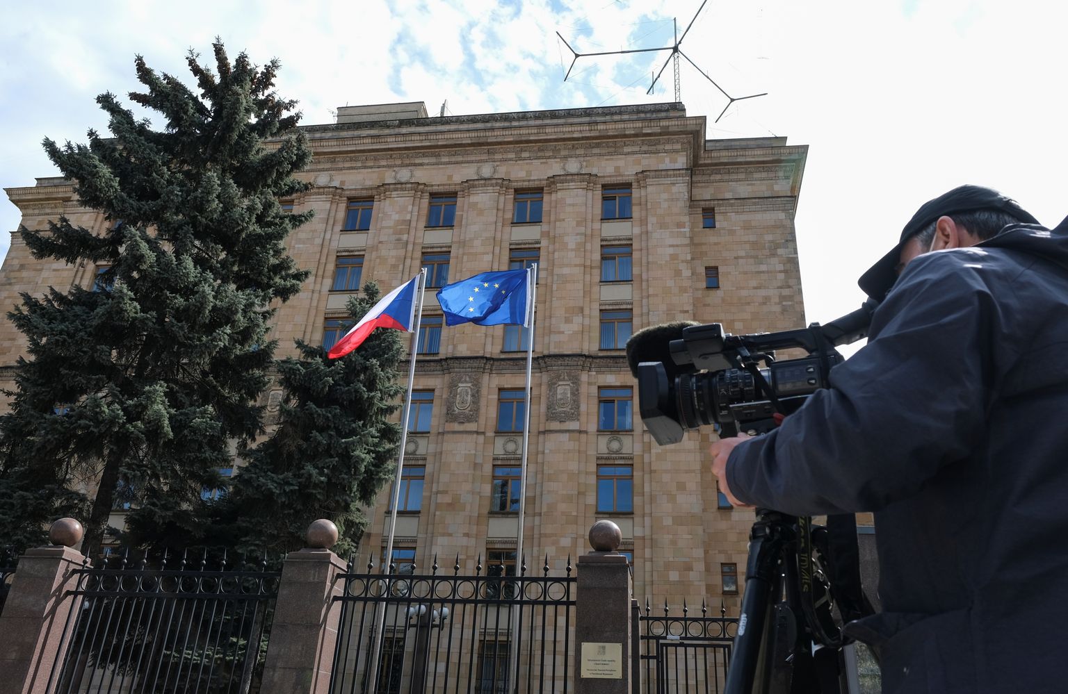 TV operators pie Čehijas vēstniecības Maskavā