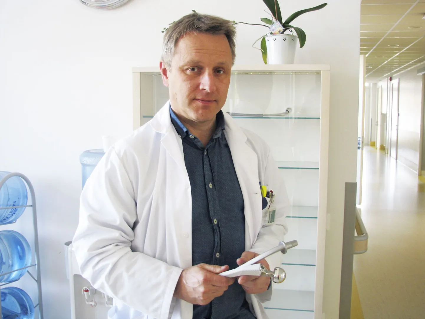 „Püüame aidata ja teeme kõik oma parima võimekuse piiril. Saame tulemust prognoosida, aga mitte garanteerida,” nendib Eestis tuhandeid liigesevahetusoperatsioone teinud ortopeed Andres Kööp.