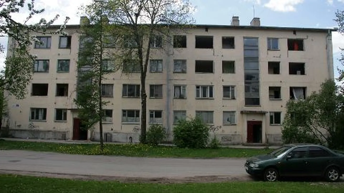 Kohtla-Järve korteriühistute juhtide assotsiatsioon lööb häirekella: sellisesse olukorda nagu ühe talvega tondilossiks muutunud Vahtra 23 võib sattuda iga maja.