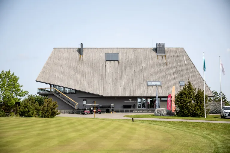 Andres Siimu projekteeritud ja 2005. aastal valminud Jõelähtme golfiklubihoone kui maamärk.
