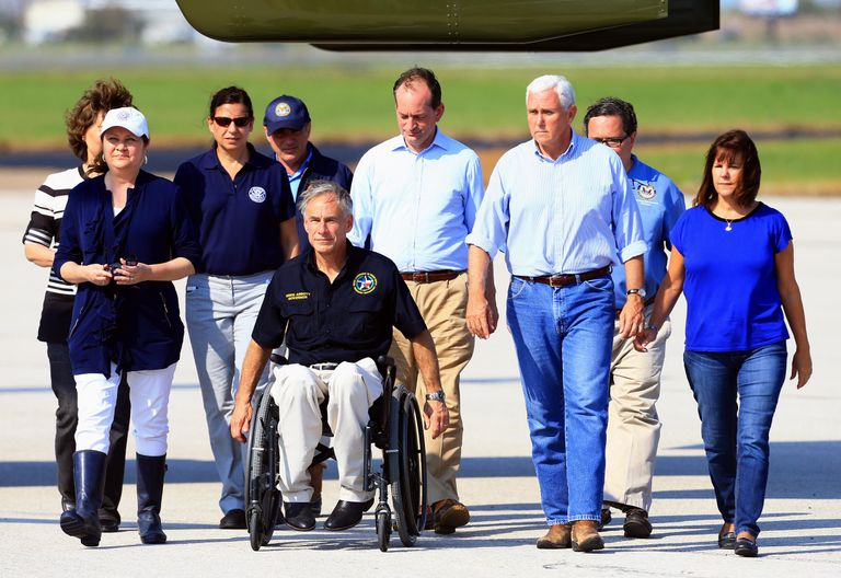 Asepresident Mike Pence abikaasaga (paremalt esimene ja teine) Texasesse saabumas. Foto: USA TODAY Network/Sipa USA/Scanpix
