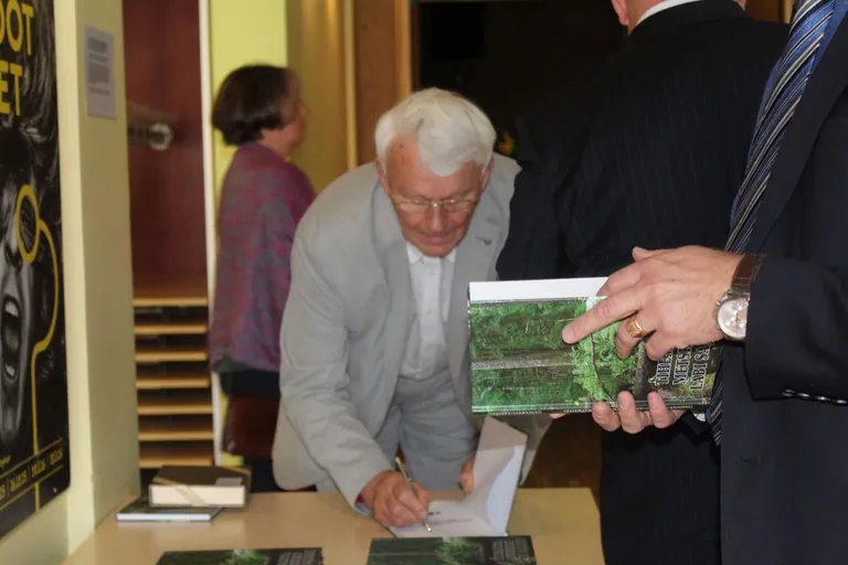 Raamatu koostaja Toivo Meikar raamatuid signeerimas.