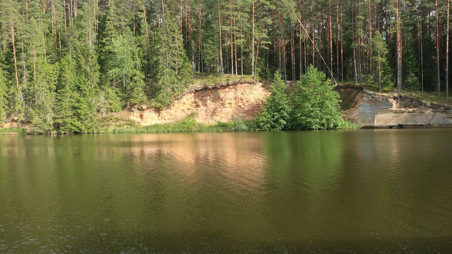 Ilusa ilmaga tasub minna loodusse. Vaade Saesaare paisjärvelt.