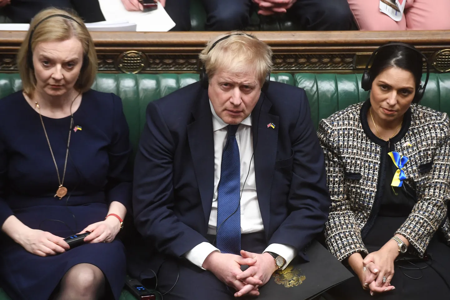 Välisminister Liz Truss, peaminister Boris Johnson ja siseminister Priti Patel kuulamas Ukraina presidenti videolingi vahendusel.