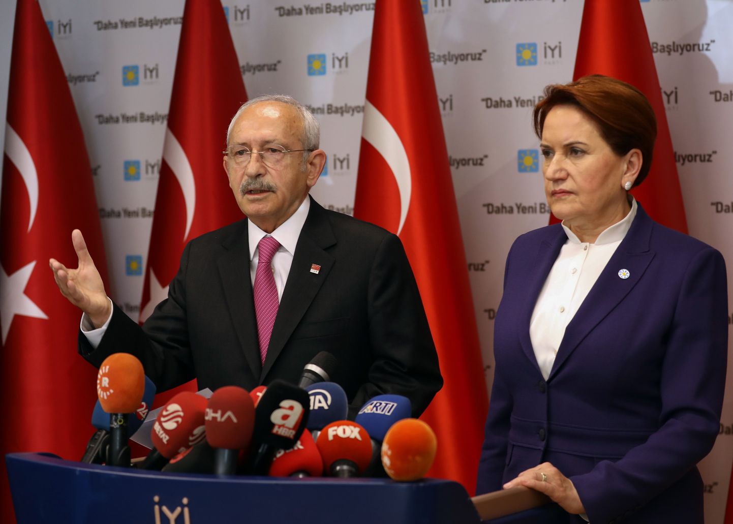 Türgi Vabariikliku Rahvapartei (CHP) esimees Kemal Kılıçdaroğlu (pildil vasakul) 8. aprillil Ankaras.